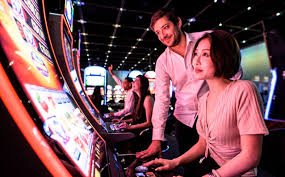 Live dealer at Wild West Gold table conducting Dragon Tiger round on jkt apk platform
